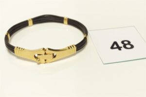 1 Bracelet à cordon en cuir (voir poils d'éléphant) fermoir et 4 motifs en or 750/1000 18k (quelques soudures bas titre)(diamètre 5,5/6cm). PB 6,7g