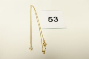 1 Chaîne maille forçat centrée d'un tout petit pendentif coulant orné d'un petit diamant (L42cm). PB 2,5g