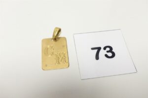 1 Pendentif plaque gravée "CM" en or 750/1000 18k. PB 7,8g