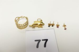 1 Bague à motif ajouré (td52), 1 pendentif dauphins, 2 paires de boucles (1 ornée d'une pierre bleue et 1 ornée d'une pierre rouge). Le tout en or 750/1000 18k PB 6,9g