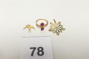 1 Bague toi et moi ornée de 2 pierres rouges (td53) et 2 pendentifs (1 floral et 1 oiseau). Le tout en or 750/1000 18k PB 4,3g