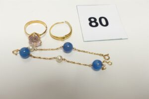 1 Bague monture détériorée réhaussée d'une grosse pierre (td53), 1 bague ciselée et détériorée et 1 bracelet marseillais orné de perles bleues et blanches (L19cm). Le tout en or 750/1000 18k PB 8,3g