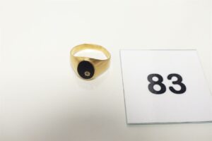 1 Chevalière en or 750/1000 ornée d'un tout petit diamant monté sur onyx (td58). PB 3,7g
