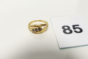 1 Bague en or 750/1000 18k ornée de 3 petites pierres bleues (td53). PB 2,5g