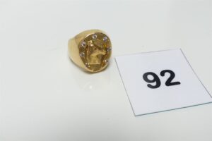 1 Imposante chevalière à décor d'un fer et buste de cheval orné de petites pierres (td60, monture à restaurer) or 750/1000 18k. PB 29,5g