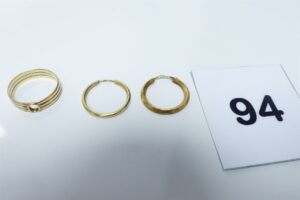 1 bague bicolore chaton central vide (td51) et 2 créoles dépareillées. Le tout en or 750/1000 18k PB 3,5g
