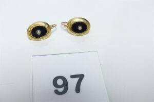 2 boucles en or 750/1000 18k (paire) ornées d'une petite perle montée sur onyx. PB 2,4g