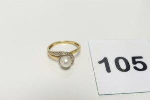 1 Bague en or 750/1000 18k rehaussée d'une perle et rang de petites pierres (td54). PB 2,6g