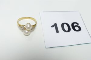 1 Bague en or 750/1000 18k rehaussée de 2 perles épaulées de petits diamants (td50). PB 2,4g