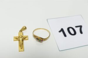 1 Bague ornée de 4 petites pierres (td50) et 1 Christ sur croix. Le tout en or 750/1000 18k PB 2,7g
