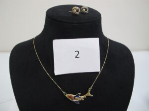 1 Collier or 18k (750/1000)à motif d'un requin(L44cm),2 boucles d'oreille alliage 9k(375/1000)tréssées sans accroches. PBT 6,14 g (PB or 18k(750/1000) 5,38 g ///PB alliage 9k(375/1000)0,76g.