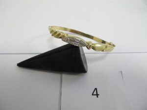 1 Bracelet or 18 k (750/1000)ouvrant pavé de ptes pierres blanches(D6cm). PB 11,14g.