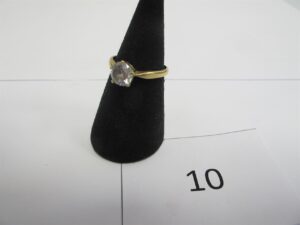 1 Bague en or 18k(750/1000)modèle solitaire ornée d'une pierre blanche (TD54).PB 1,85g.