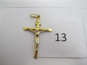 1 Croix en or 18k(750/1000)à décor du christ(H5cm).PB 2,83 g.
