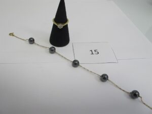 1 Bracelet en or 18k(750/1000)modèle Marseillais avec pierres grises(L20cm),1bague en or 18k(750/1000)modèle solitaire ornée d'une grosse pierre blanche(TD53).PBT 11,06 g (PB bracelet or 18 k (750/1000) et pierres 8,26 g/ PB or 18 k (750/1000) bague 2,80 g).