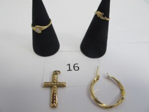 1 Croix en or 18 k (750/1000)ouvragée,1 bague or 18k(750/1000)type solitaire ornée d'une petite pierre blanche(TD53),1 bague or 18 k (750/1000)corps brisé à décor d'un dauphin,1 créole or 18 k (750/1000)torsadée.PBT 5,18 g.