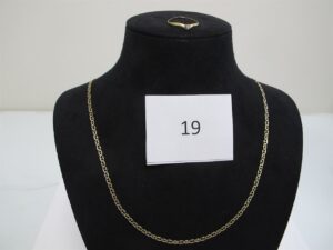 1 Chaine or 18k(750/1000)maille marine (L44cm),1 bague or 18 k (750/1000)corps abimé rehaussée d'une pte blanche(TD55).PBT 6,31g.