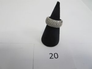 1 Bague or gris 18 k (750/1000)pavée de petits diamants(TD53).PB 11,99g.