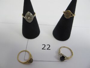1 Bague 2 ors 18k(750/1000)(TD51)mque pierres,1 bague 2 ors 18k(750/1000)rehaussée d'une pierre bleue(TD53),1 bague or18k(750/1000)rehaussée d'une pierre sur griffe(TD47),1 bague or 18k(750/1000) rehaussée d'une pierre marron((TD47). PBT 6,71g.