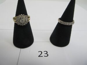 1 Demie alliance en or gris 18k(750/1000)rehaussée de 7 pts dts(TD54),1 bague enalliage 9k(375/1000)ornée de ptes pierres blanches(corps abimé)(TD48).PBT or 18k(750/1000) et alliage 9k(375/1000)6,90 g ( Pb or 18 k (750/1000)2,94g///pballiage 9k(375/1000)3,96g).
