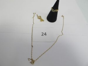1 Bague or 18k(750/1000)rehaussée d'une pierre grise entourée de 2 ptes pierres bleues(TD50),1 pendentif or 18k(750/1000) à décor d'une clé, 1 chaine or 18k (750/1000) brisée.PBT 6,91g.