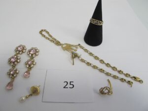 1 lot de bijoux en or 18k(750/1000) et pierres détériorés composé de:1 braceletde main maille grains de café brisé,1 bague 2 ors et ptes pierres (TD52), 1 bris d'or et pierres roses et blanches,1 bris d'or et pierres roses et blanches,1 pendant avec perle motif coquillage,1 bris d'or et ptes pierres pierres blanches.PBT 33,23g (le