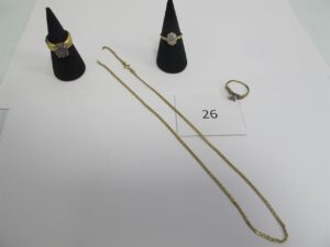 1 Bague or 18k(750/1000)rehaussée d'une grosse pierre violette(TD53),1 bague alliage 14k(585/1000)rehaussée de pts dts(TD55),1 bague en alliage 9k(375/1000)rehaussée d'une grosse pierre blanche entourage ptes pierres(TD57),1 collier en alliage 9k(375/1000)mlle anglaise brisé. PBT or 18k(750/1000) + alliage 14k(585/1000)et alliage 9k(375/1000)12,2