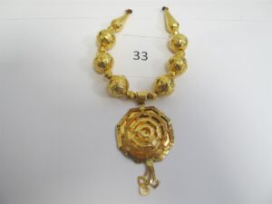 1 Collier or 21k (875/1000) maille boules avec pendentif ajouré sans accroche, avec anneaux détériorés(ce collier est accompagné d'un cordon en tissus non en or).PB 21,96g or 21k(900/1000)///PB du cordon en tissus non or 17,36 g.(Attention le cordon n'a pas été pris en photo).