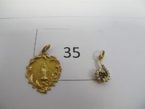 1 Médaille de la vierge en or 18k(750/1000),1 pendentif or 18k(750/1000)avec pierre bleue et pavé de ptes pierres blanches.PBT 3,99g.