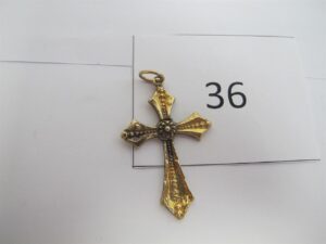 1 Croix en or 18 k (750/1000)ouvragée. PB 2,73g.
