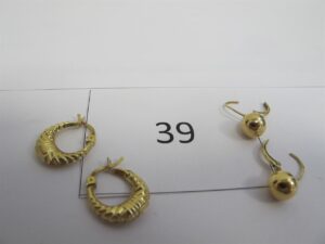 2 Créoles en or 18k(750/1000),2 pendantsen or 18k(750/1000)motif boules dont 1 endommagée.PBT 2,36g.