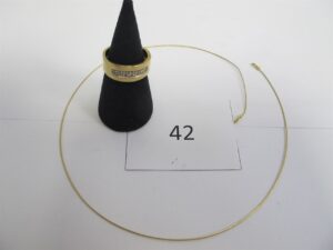 1 Bague or 18k(750/1000)pavée de pts dts(TD53),1 collier or 18k(750/1000)fil fermoir absent(L38cm).PBT 7g.