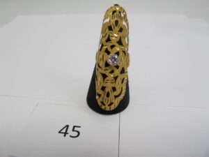 1 Bague or 21k(875/1000)rehaussée d'une pierre blanche corps brisé et fragile. PB 3,84g.
