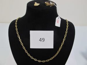 1 Pendentif or 18 k (750/1000)gant de boxe, 1 bague alliage 9k(375/1000)type chevalière ornée d'une petite pierre blanche(TD58),1 collier or 18k(750/1000)maille marine(L50cm).PBT 13,13g (PB or 18k(750/1000) 10,34 g/PB alliage 9k(375/1000)2,75g.