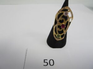 1 Bague or 18 k (750/1000)rehaussée de 3pierres de couleur(TD54).PB 4,12g.
