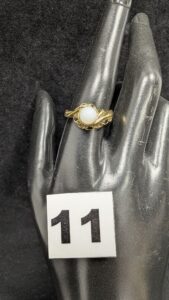 1 Bague réhaussée d'une perle élimée épaulée par des pierres (TD57) en or 750/1000 18k. PB 4,35g