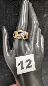 1 Bague large ajourée, ornée de pierres blanches (TD59) en or 750/1000 18k. PB 7,98g
