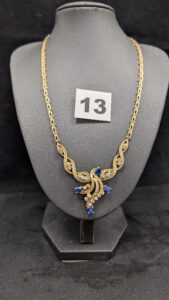1 Collier maille articulée, réhaussé d'1élément central pavé de pierres bleues et blanches (L42cm) en or 750/1000 18k . PB 25,33g