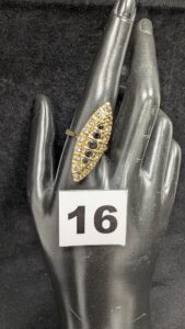 1 Bague type marquise ornée de pierres en deux couleurs (TD58) en or 750/1000 18k. PB 6,3g