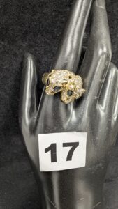 1 Bague à motif tête de félin, pavée de pierres, (TD60 chaton vide) en or 750/1000 18k. PB 10,27g