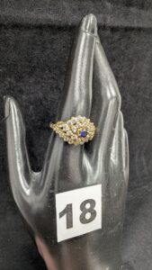 1 Bague pavée de pierres blanches et bleue (TD58) en or 750/1000 18k. PB 6,39g