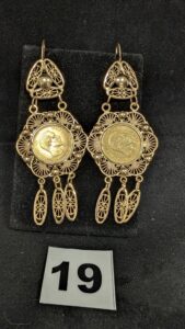 2 Boucles, pendants d'oreilles articulés filigranés (L 8cm), en or 750/1000 18k, ornés chacun d'une pièce de 10F, en or 916/1000 22k. PB 18,96g