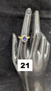 1 Bague ornée d'une pierre bleue cerclée de petits diamants (TD50) en or 750/1000 18k. PB 2,98g