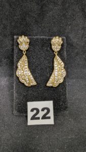 2 Boucles, pendants d'oreilles articulés, ornés de pierres blanches (L5cm) sans poussoir, en or 750/1000 18k. PB 14,4g