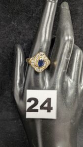 1 Bague ornée d'une pierre bleue dans un tourbillon de blanches (TD58) en or 750/1000 18k. PB 8,89g