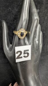 1 Bague ornée d'une pierre sombre cerclée de pierres blanches (TD60) en or 750/1000 18k. PB 7,66g