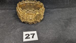 1 Bracelet rigide, éléments filigranés en relief et orné de 4 pièces de 20fr Napoléon III serties griffes 916/1000, monture (Diam 6,5cm) en or 750/1000 18k . PB 81,88g