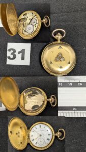 1 Montre savonette TAVANNES WATCH, fond uni chiffres romains, compteur de secondes, (Diam.3,5cm verre fendu semble fonctionner), boitier en or 750/1000 18k rehaussé de 4 diamants (chatons vides, remontoir en plaqué). PB 34,8g