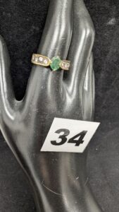 1 Bague ornée d'une pierre verte épaulée par des diamants (TD60) en or 750/1000 18k. PB 4,4g