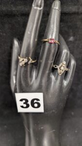 1 Bague cassée bicolore, 1 bague ornée de petits diamants (TD53 chaton vide) et 1 bague ornée de pierres roses (TD52 chaton vide). Le tout en or 750/1000 18k . PB 5,4g